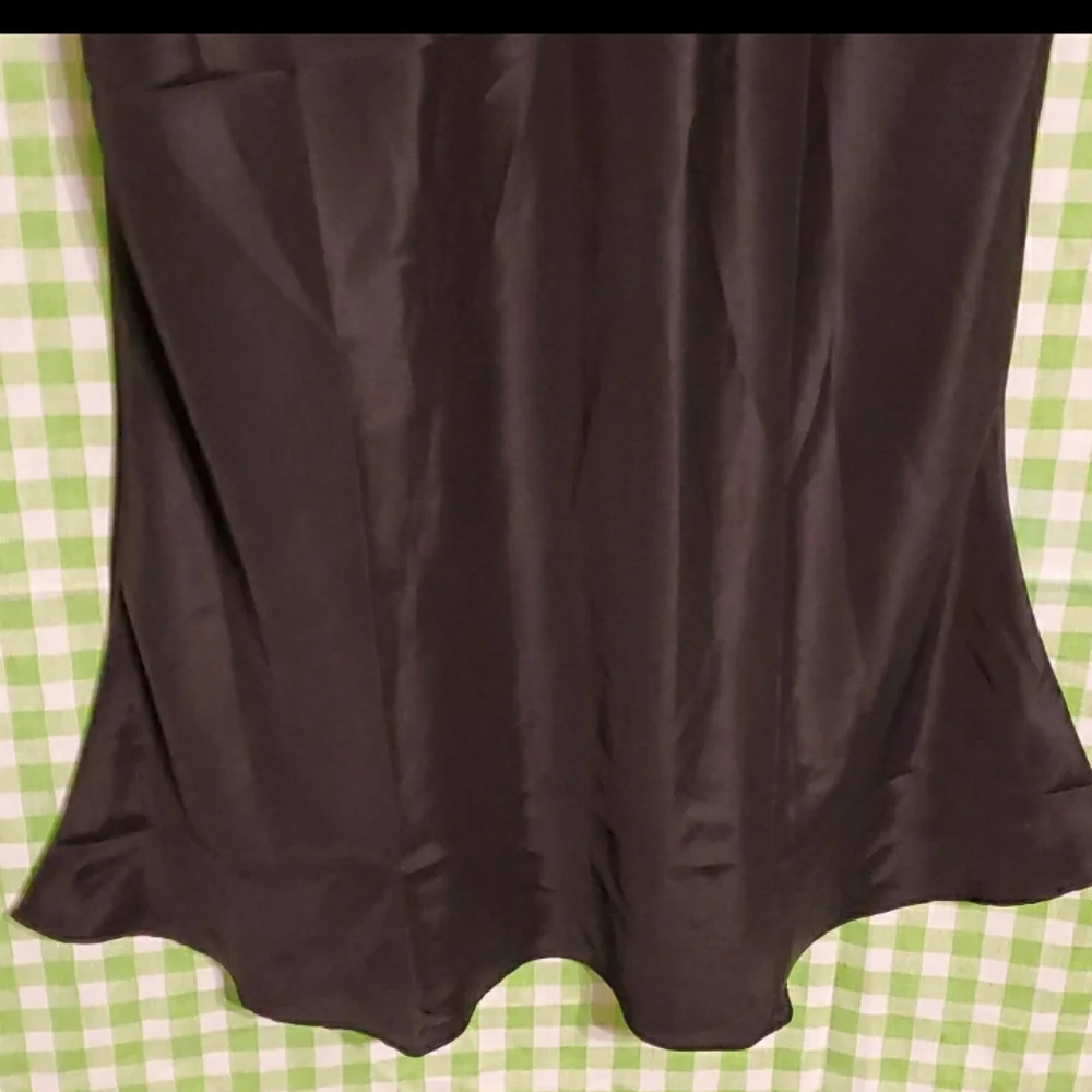 Satin like nightie with red rose stitched on - Picture 7 of 12